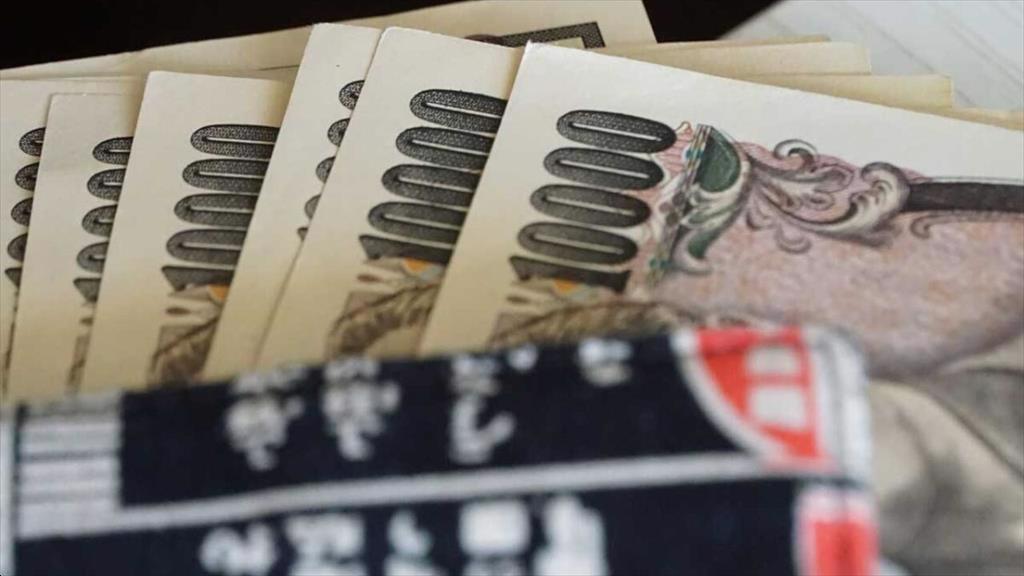 How does the depreciation of JPY and Euro affect Vietnam seafood exports