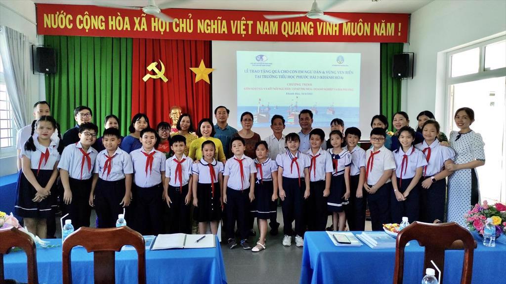 VASEP works with Fisheries Sub-Departments, fishing ports, fishermen and enterprises in Binh Dinh, Phu Yen and Khanh Hoa on combating  IUU fishing