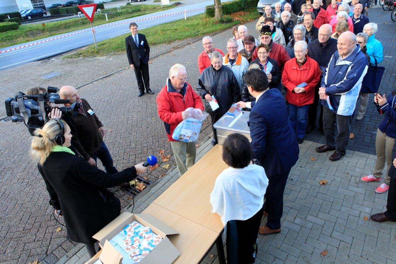 More than 300 bags with the popular pangasius were distributed by the General Manager of Queens Products, Harry Hoogendoorn.